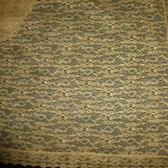 Holiday-Ready Golden Lace Rectangular Tablecloth ✨ Vintage - Picture 5 of 11